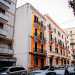 ...scontrandosi infine con due basse palazzine ottocentesche colorate tipiche del quartiere Madonnella